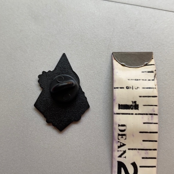 🦋 Floral Skull Enamel Pin - Picture 5 of 5